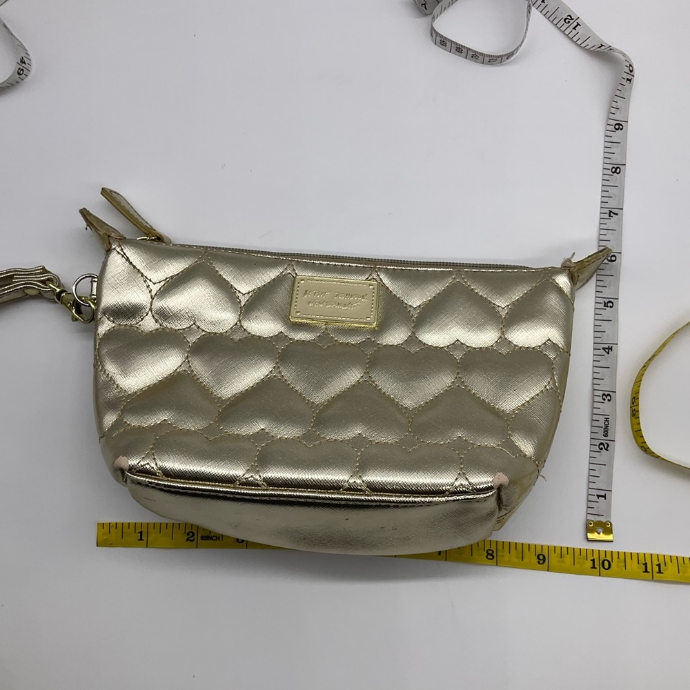 BETSEY JOHNSON GOLD QUILTED‎ HEART WRISTLET - Picture 2 of 6